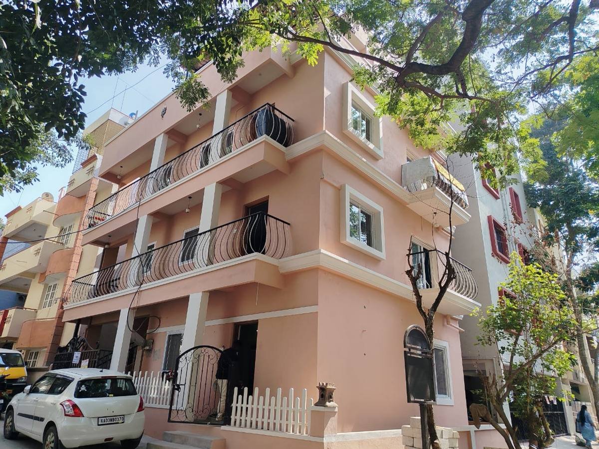 Three-storey apartment residence